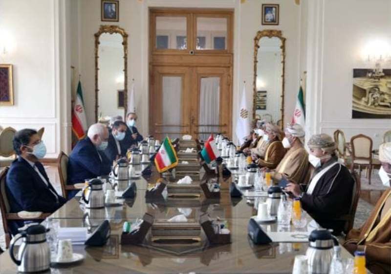 ظريف يؤكد على رفع مستوى العلاقات بين طهران و مسقط