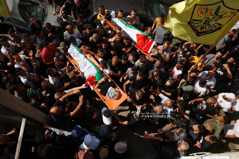 جماهير غفيرة تشيع جثامين الشهداء في مخيم جنين يتقدمهم مقاتلون من سرايا القدس  