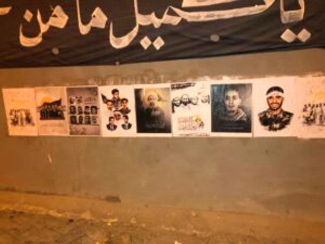 الشعارات الثورية وصور شهداء وقادة الثورة البحرينية تزين جدران بلدة النويدرات  