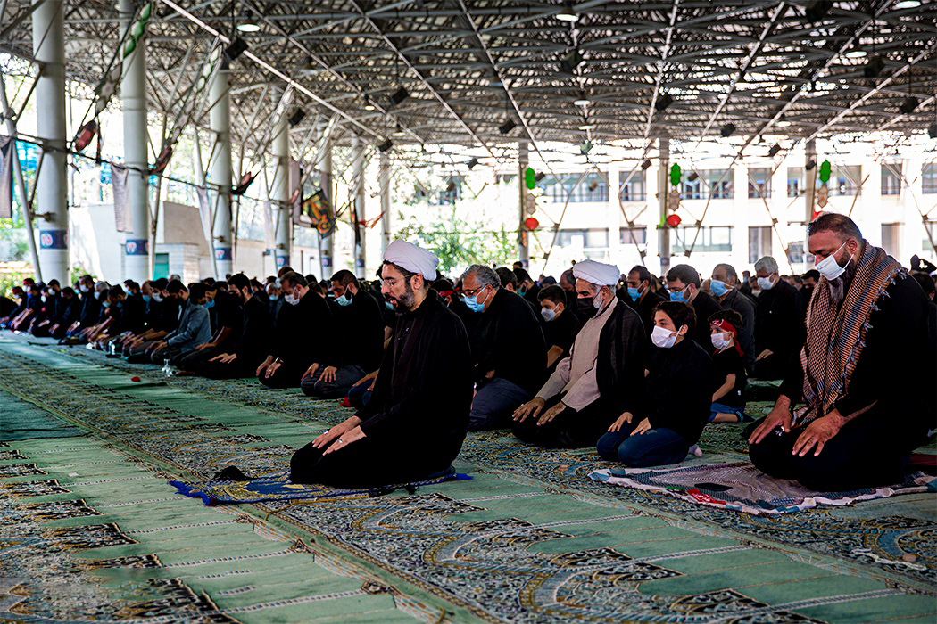 اقامه نماز ظهر روز عاشورا در دانشگاه تهران