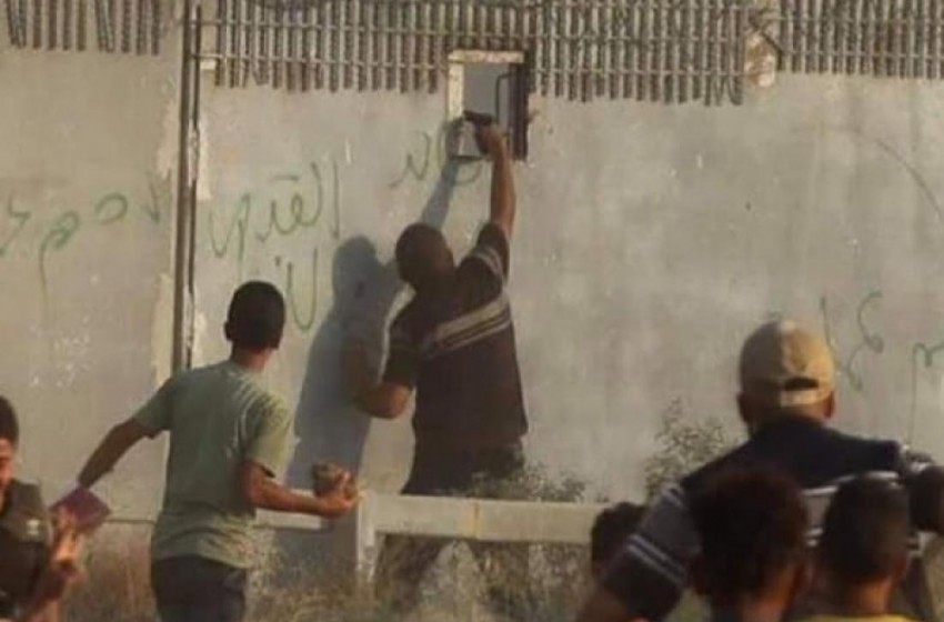 موقع عبري : الاحتلال يقرر اغلاق النافذة التي اصيب منها الجندي على حدود غزة