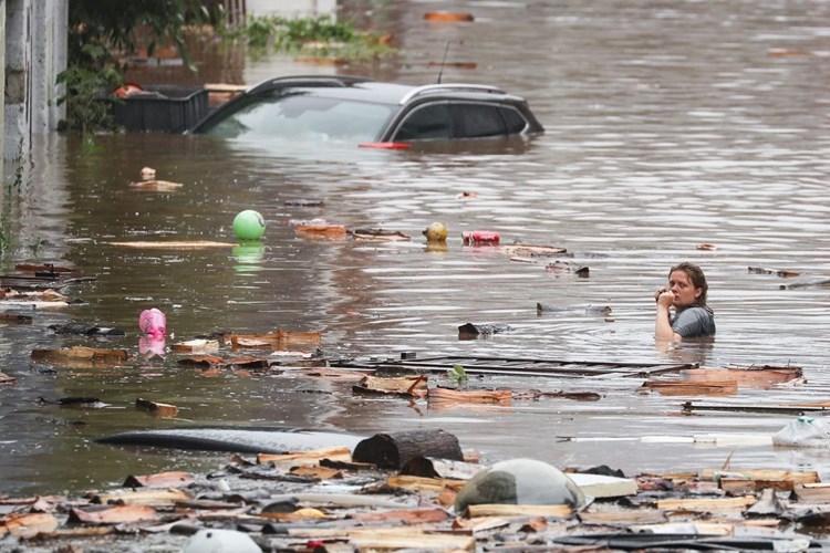 أمطار غزيرة تتسبب بمصرع 15 شخصاً على الأقلّ في فنزويلا