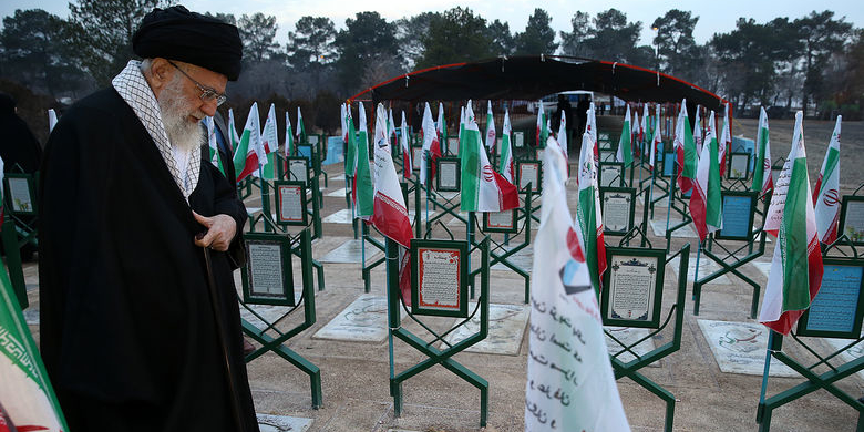 الامام الخامنئي :  دماء الشهداء سجلت حقانية إيران في جبين التاريخ