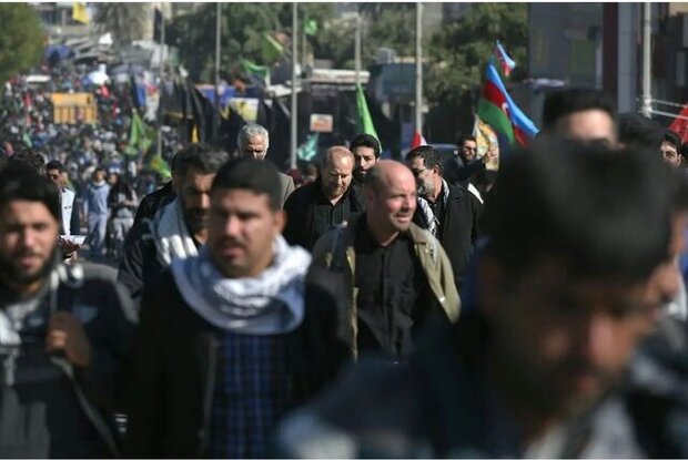 قالیباف صورة لمسيرة زيارة أربعينية الامام الحسين عليه السلام قبل خمسة اعوام في كربلاء