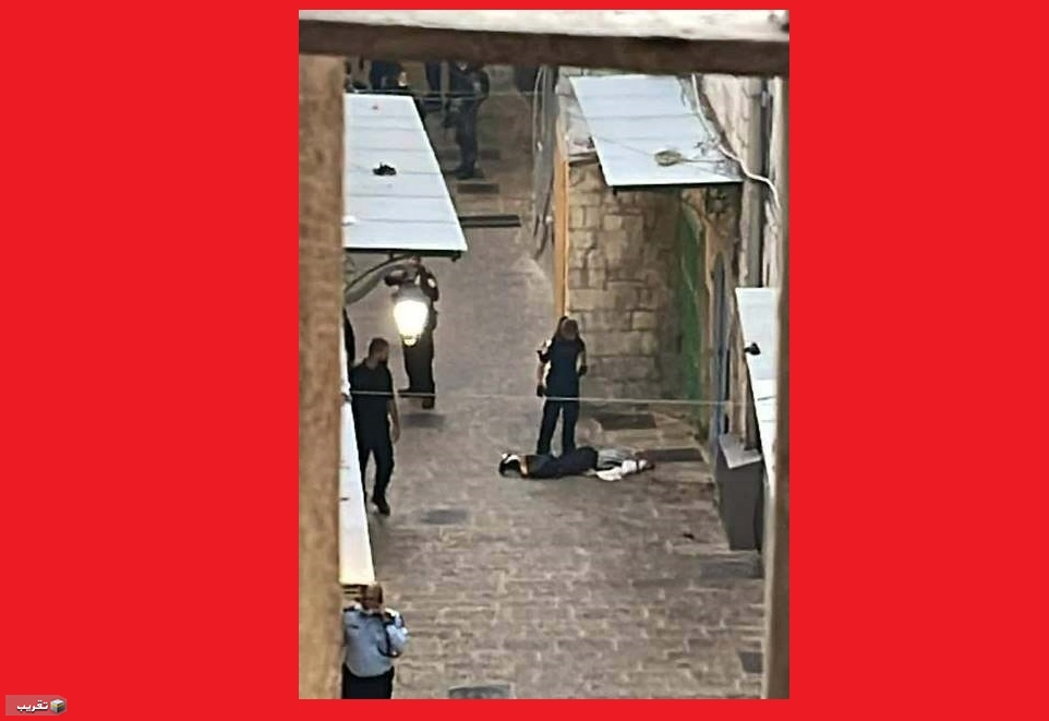 لحظة إصابة فتاة برصاص قوات الاحتلال في منطقة باب السلسلة بمحيط المسجد الأقصى المبارك