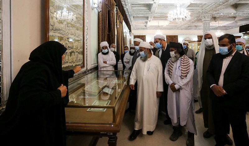 علماء اهل السنة يزورون متحف القران الكريم في العتبة الرضوية  