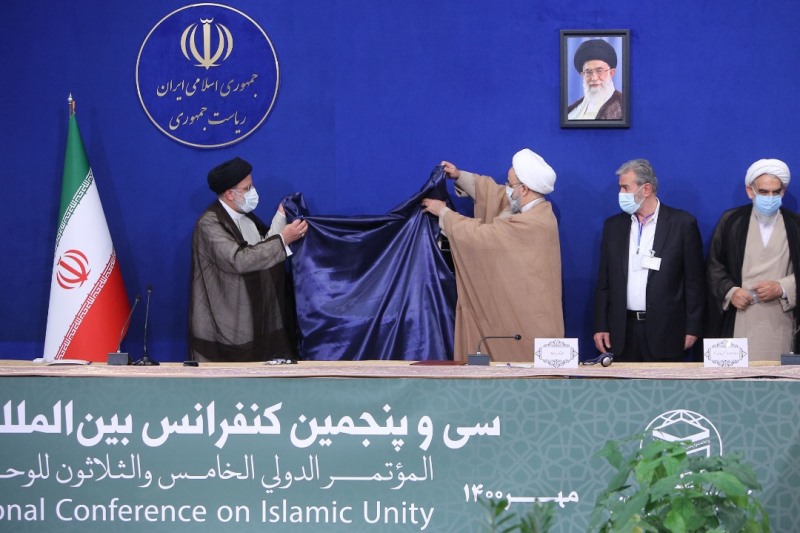 الرئيس الايراني يزيح الستار عن کتاب «موسوعه آیة الله التسخیری»  