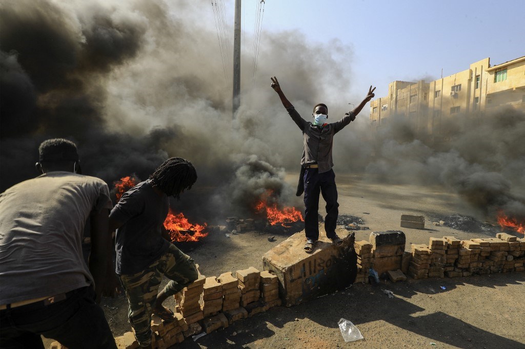 متظاهرون يغلقون طريقاً في شارع الستين في العاصمة الخرطوم
