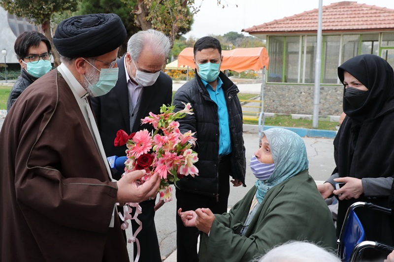 الرئيس الايراني يتفقد اوضاع المسنين في مصحة كهريزك بطهران  