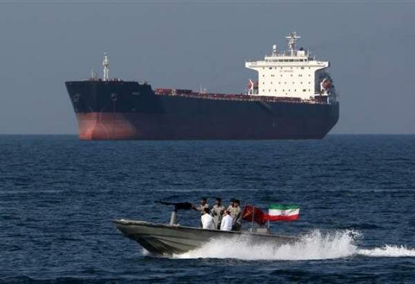 Le CGRI saisit un navire étranger qui fait de la contrebande de carburant dans le golfe Persique