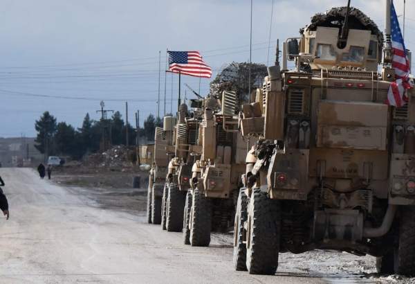شامی فوجی نے صوبہ الحسکہ میں امریکی دہشتگرد فوجیوں کے کاروان کا راستہ روک دیا
