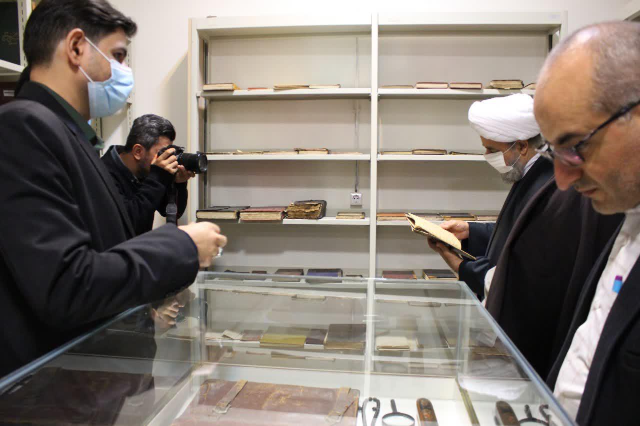 الدكتور شهرياري يتفقد مكتبة الامام الخامنئي في مدينة سنندج بمحافظة كردستان  