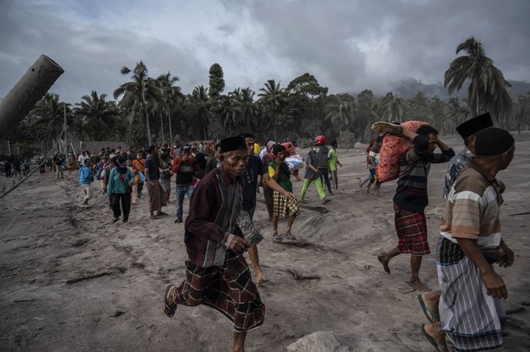 هروب عدد من السكان إثر ثوران "بركان سيميرو" في إندونيسيا