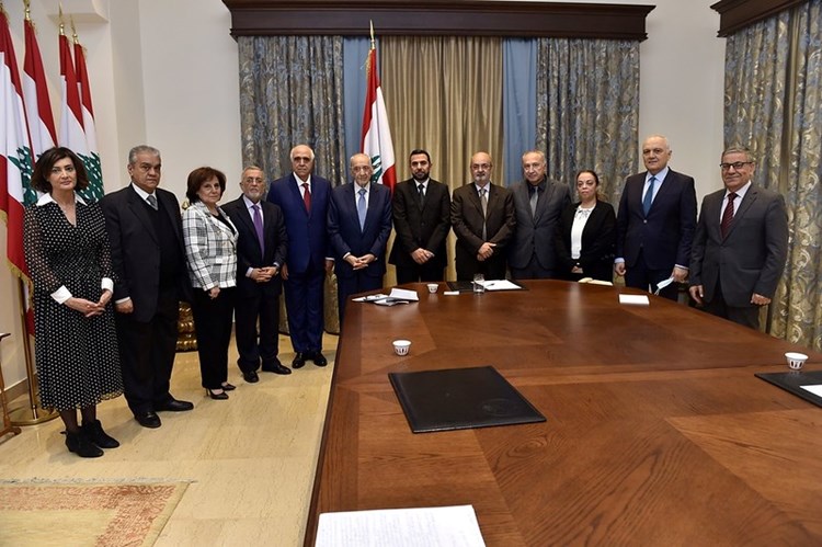 رئيس مجلس النواب اللبناني نبيه بري مع نقيب المحررين جوزيف القصيفي وأعضاء مجلس النقابة
