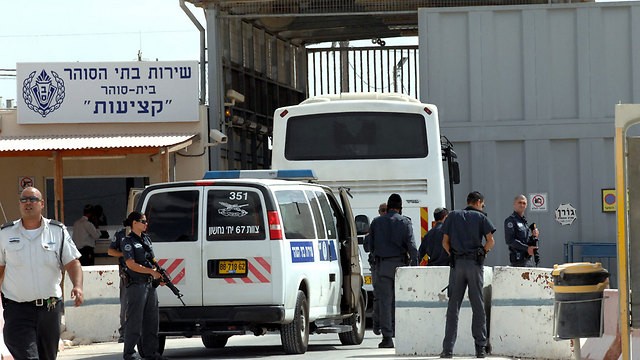 مكتب إعلام الأسرى: طعن ضابط إسرائيلي داخل سجن نفحة