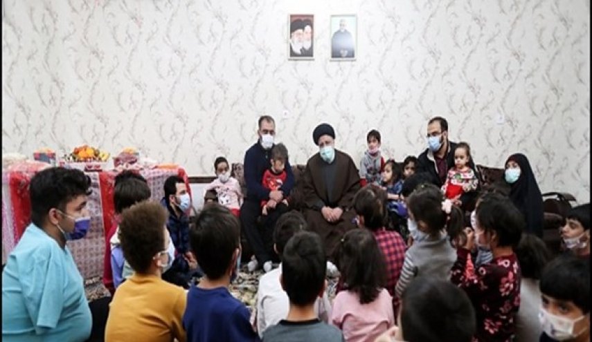 الرئيس الايراني يتفقد مركزا لرعاية الايتام والاطفال المعاقين