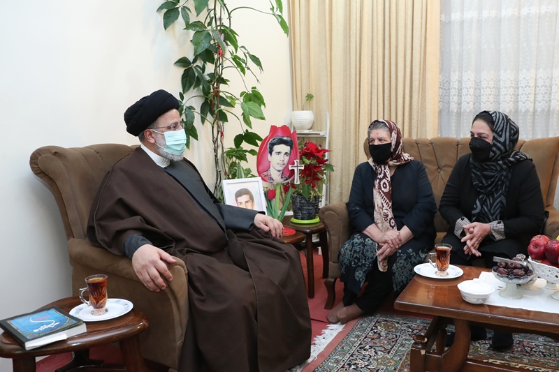 الرئيس الايراني يزور عائلة أحد شهداء الطائفة المسيحية في طهران