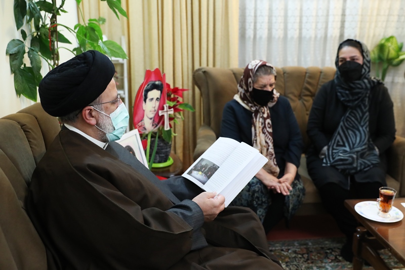 حضور رئیس‌جمهور در منزل شهید مسیحی  