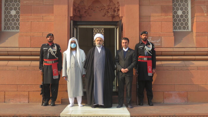 الدكتور  شهرياري يزور مقبرة اقبال لاهوري  و الجامع الملكي في لاهور  