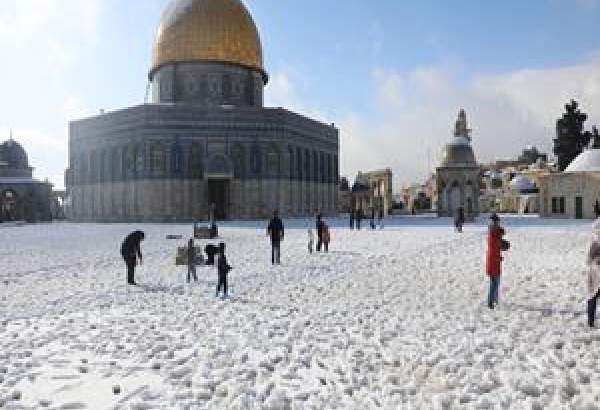 Israeli occupation forces attack Palestinian youths playing in the snow in East Bait-ul-Muqaddas neighborhoods