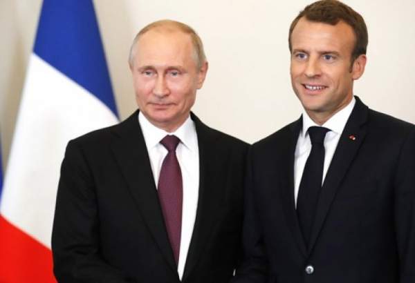 روسی صدر ولادیمیر پوتن نے جمعہ کو اپنے فرانسیسی ہم منصب ایمانوئل میکرون سے ٹیلیفون پر بات