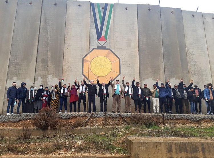 الرياضيون الأبطال أمام جدارية "ذهبية القدس"