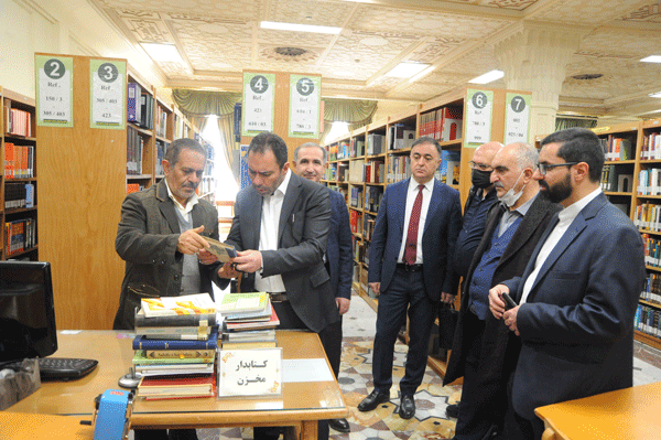 رئيس جامعة القوقاز التركية يزور المكتبة الرضوية