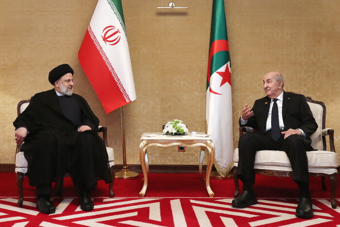 اية الله رئيسي يدعو لتنمية العلاقات الثنائية والاقليمية والدولية بين ايران والجزائر