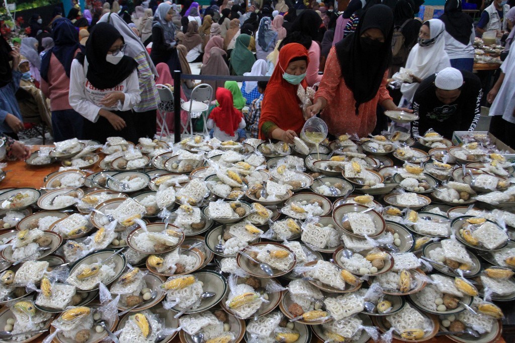 توزيع وجبات للصائمين في مسجد في يوجياكارتا في أندونسيا