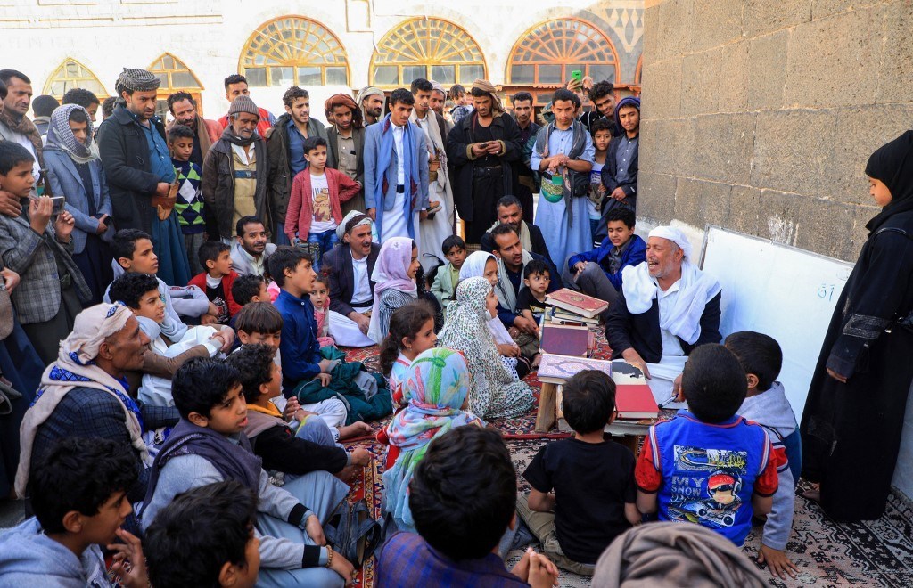 أطفال يجتمعون لتلاوة القرآن الكريم في المسجد الكبير في صنعاء