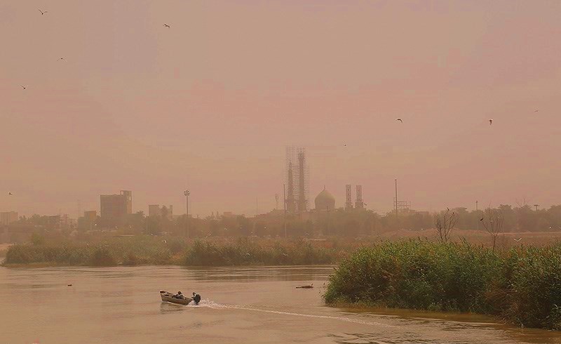 اجتاحت عواصف ترابية مدينة اهواز في محافظة خوزستان الواقعة جنوب غرب ايران