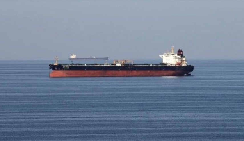 رسو الناقلة النفطية العملاقة (ابوليتاريز) APOLYTARES في ميناء الشحر بمحافظة حضرموت قادمة من ميناء Zhoushan الصيني حيث استأجرها العدوان لنهب النفط الخام اليمني