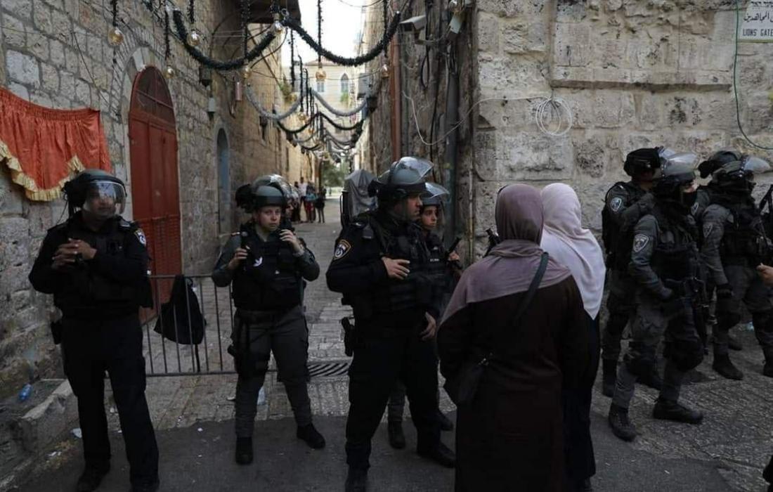 قوات الاحتلال تخلي النساء من محيط المصلى القبلي في المسجد الأقصى  