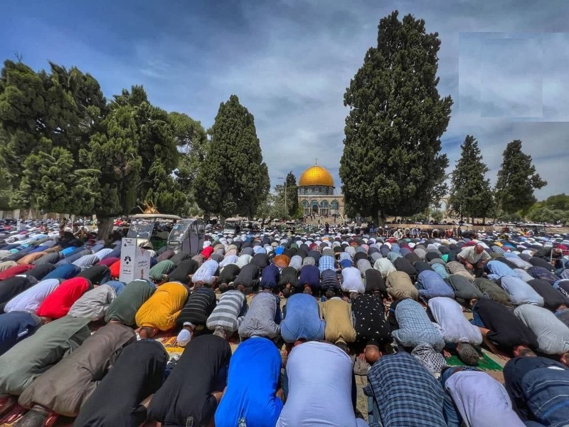 Friday prayers at Al-Aqsa Mosque with presence of 150,000 Palestinians  