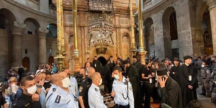 رغم قيود الاحتلال الكنائس الشرقية تحتفل بـ"سبت النور" في كنيسة القيامة بالقدس المحتلة