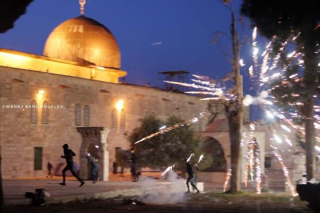 اصابات باعتداء قوات الاحتلال على المصلين في باحات المسجد الاقصى