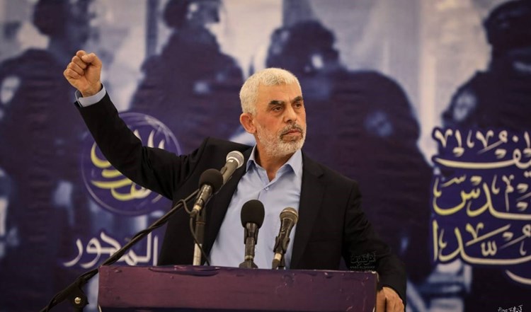 رئيس حركة "حماس" في قطاع غزة، يحيى السنوار، في كلمة له في غزة