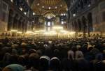 آلاف المسلمين يؤدون صلاة العيد في آيا صوفيا بإسطنبول التركية