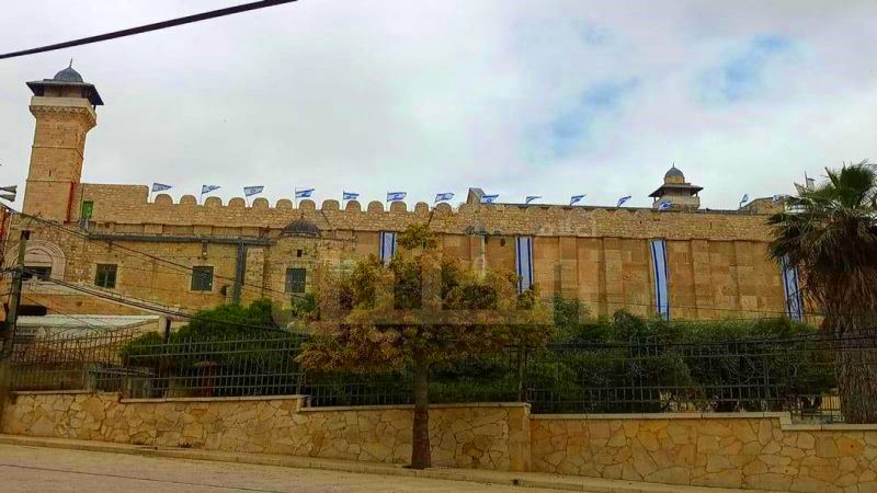 الاحتلال يُدنس الحرم الإبراهيمي الشريف في الخليل ويرفع العلم الإسرائيلي عليه