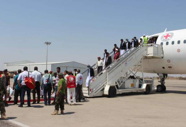 First group of freed Yemeni prisoners land in Aden