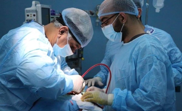 طبيب عراقي يجري العمليات الجراحية مجانا لمئات المرضى