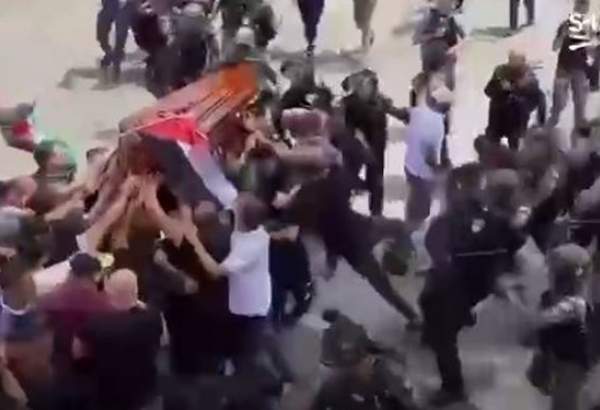 حمله وحشیانه صهیونیست‌ها به مراسم تشییع جنازه خبرنگار شبکه «الجزیره»