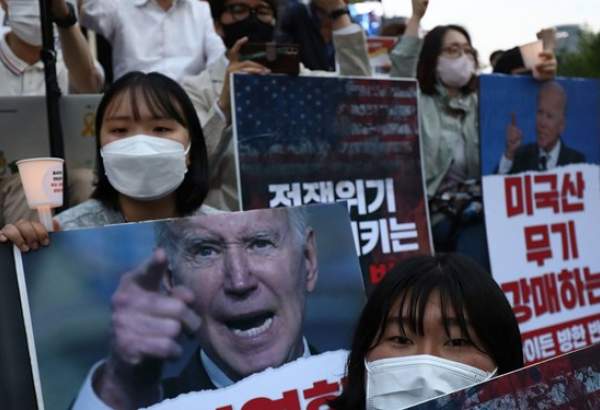 جنوبی کوریا کے دارالحکومت سیئول میں امریکی صدر کے دورہ کے خلاف احتجاج