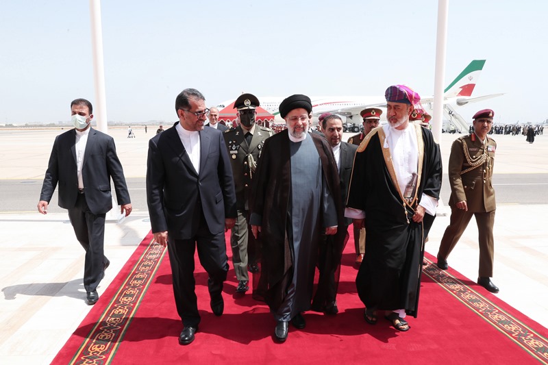 سلطان عمان في مقدمة مستقبلي  الرئيس الإيراني الذي يزور سلطنة عُمان حاليا