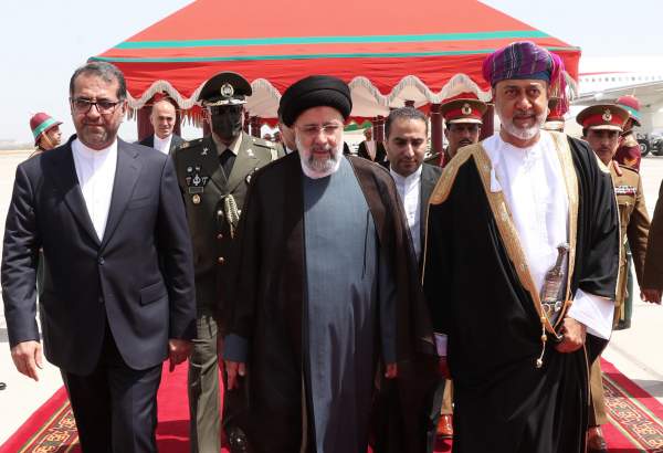 ورود رئیس جمهور کشورمان به مسقط و استقبال پادشاه عمان  