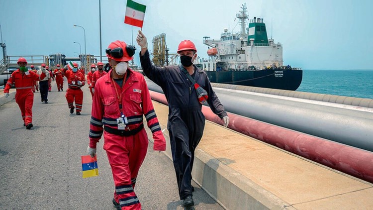 ناقلة نفط إيرانية تحمل نحو مليون برميل تصل إلى المياه الفنزويلية