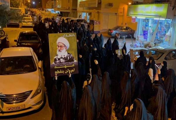 سیکڑوں بحرینیوں کا آیت اللہ عیسی قاسم کے ساتھ اظہار یکجہتی کے لیے مارچ