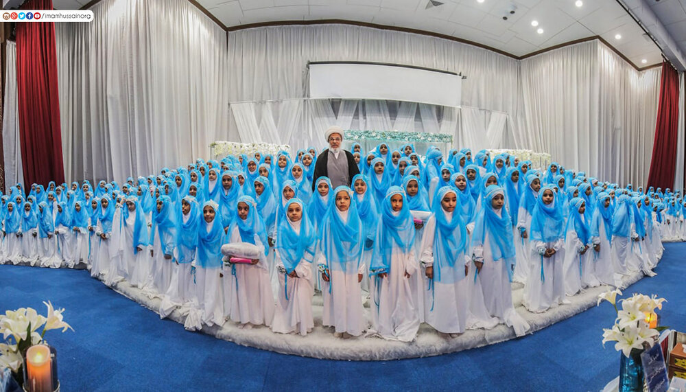ممثل آية الله السيستاني يتوسّط تلميذات مدارس العتبة الحسينية في حفل تكليفهن