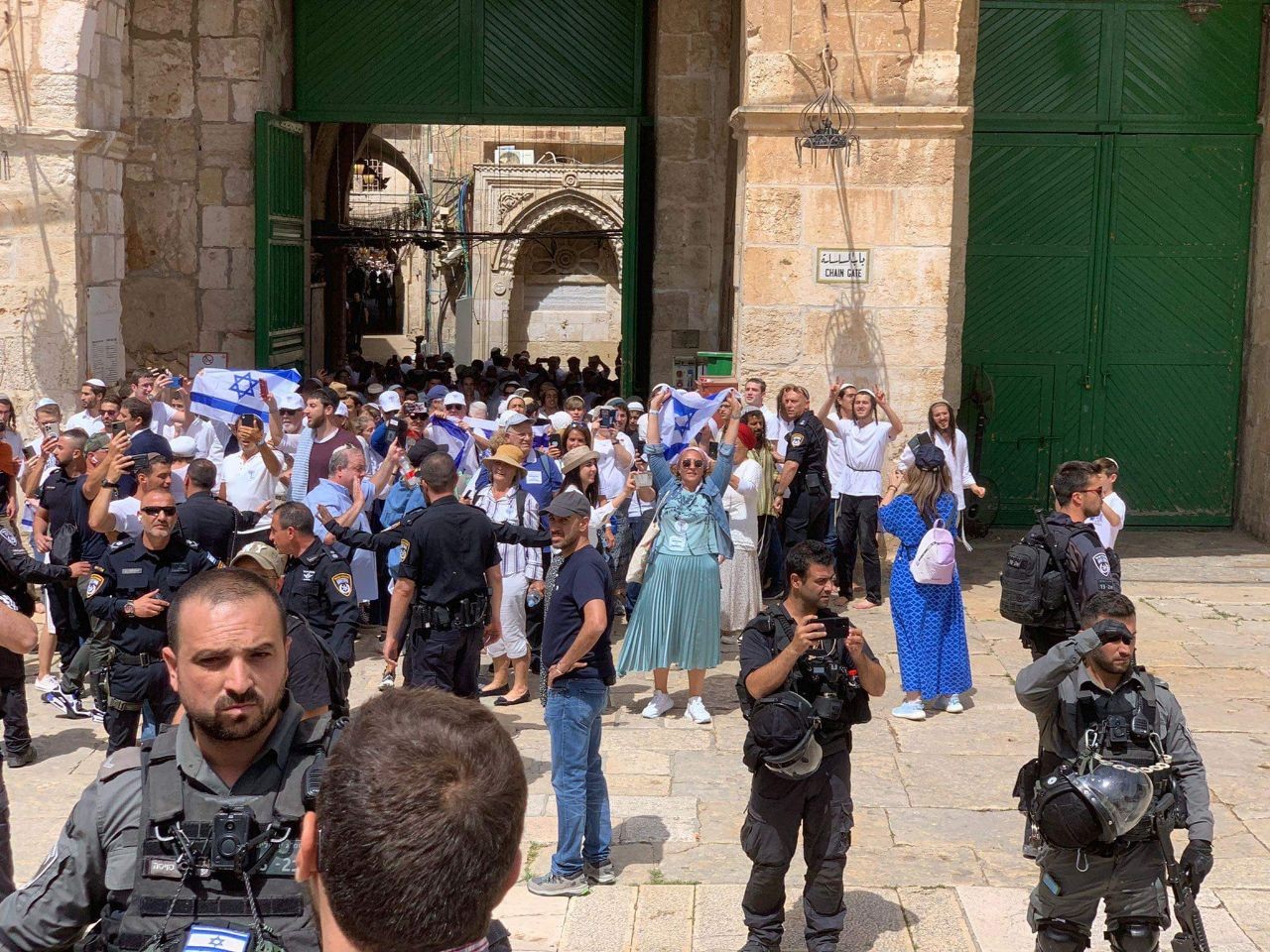 توتر شديد في المسجد الأقصى بعد رفع علم الاحتلال في باحاته قرب باب السلسلة