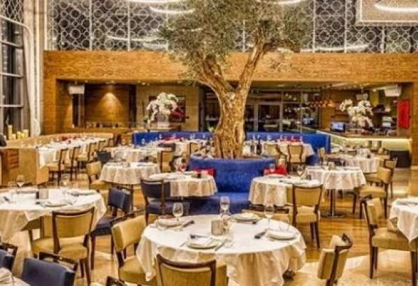مطعم فرنسي بالسعودية يمنع دخول المحجبات وإقامة الصلاة